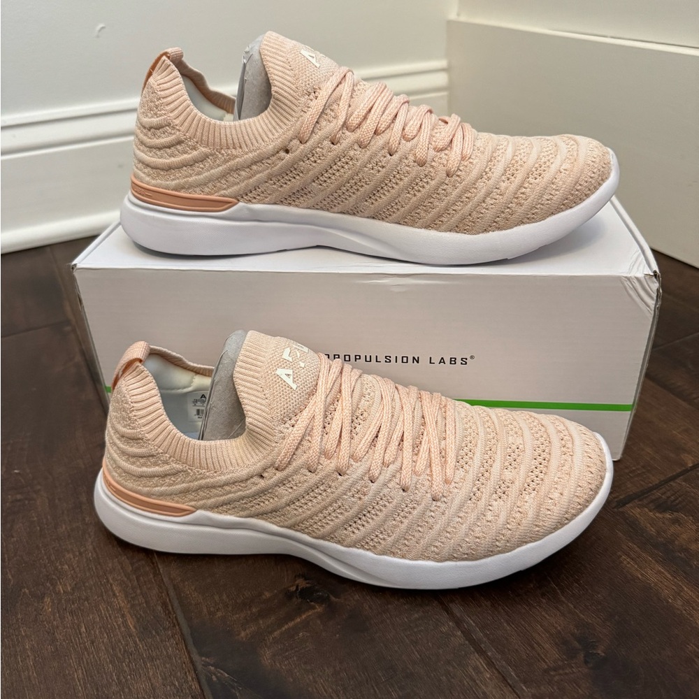 NEW IN BOX APL Women's TechLoom Wave Sneakers - M8/W9.5
